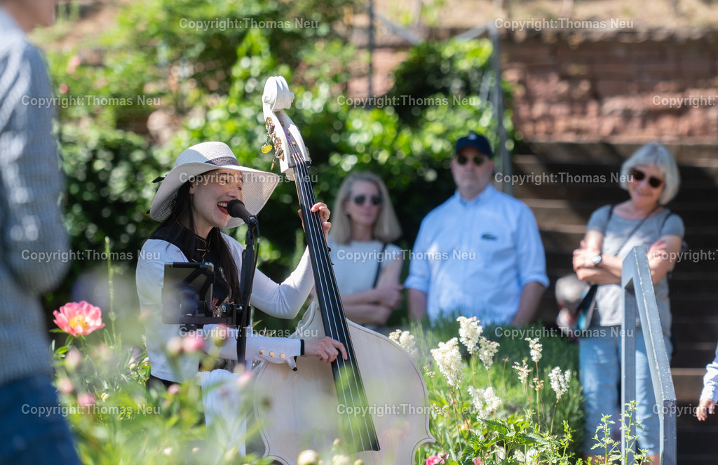 DSC_7548 | ble, 10.05.2025, Frühlingsmarkt Lorsch, Pfingstrosengarten, Mimi das Mädchen mit dem Kontrabass, ,, Bild: Thomas Neu