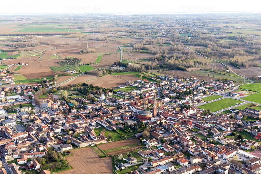 Aerial view: View of the town in Monte Santo-Stradalta in the state Friuli Venezia Giulia, Italy. – Photo: IMG_105813.jpg taken on 04/08/2018 by Werner Riehm/FLY-FOTO.com – Resolution of the original: 5472 x 3648 px