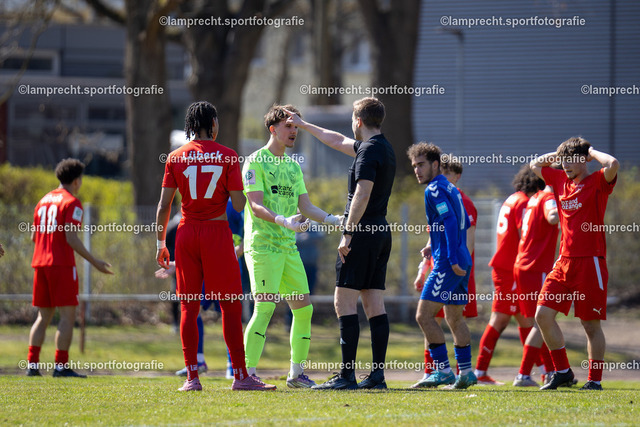 Fußball I Junioren I Saison 2025-2026 I DFB-Nachwuchsliga I 8. Spieltag I JFV Lübeck - 1. FC Magdeburg 125 | v.l. Collins Biova Niemann (17, JFV Lübeck), Louis Heinrich Siefert (1, JFV Lübeck), Tom Holsten (Schiedsrichter), Alexander Erwin Laval (8, JFV Lübeck) - Realisiert mit Pictrs.com