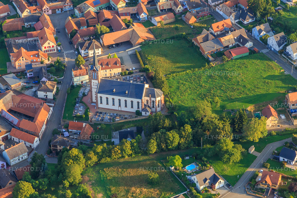 Vue aérienne: Église, école primaire et mairie au centre à Uhlwiller dans le département Bas Rhin, France – .Photo: IMG_138068.jpg prise le 19/08/2023 par Werner Riehm/FLY-FOTO.eu – Résolution de l'original: 4782 x 3188 px