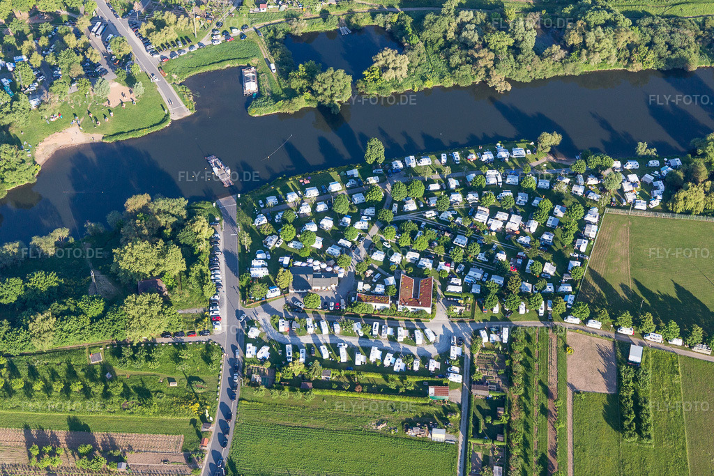 Luftbild: Wohnwagen und Zelte- Campingplatz - und Zeltplatz Campingplatz Escherndorf am Main am Main im Ortsteil Escherndorf in Volkach im Bundesland Bayern in Deutschland. Foto: IMG_100343.jpg vom 27.05.2017 durch Werner Riehm/FLY-FOTO.de