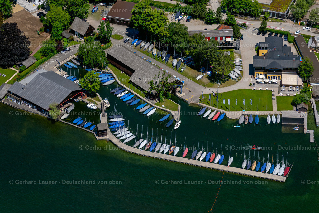 4031249 | STARNBERG 12.06.2020 Yachthafen mit Sportboot- Anlegestellen und Bootsliegeplätzen am Uferbereich des Starnberger See im Ortsteil Percha in Starnberg im Bundesland Bayern, Deutschland. Weiterführende Informationen bei: Bayerischer Yacht-Club e.V.. // Pleasure boat marina with docks and moorings on the shore area of Starnberger See in the district Percha in Starnberg in the state Bavaria, Germany. Further information at: Bayerischer Yacht-Club e.V.. Foto: Gerhard Launer