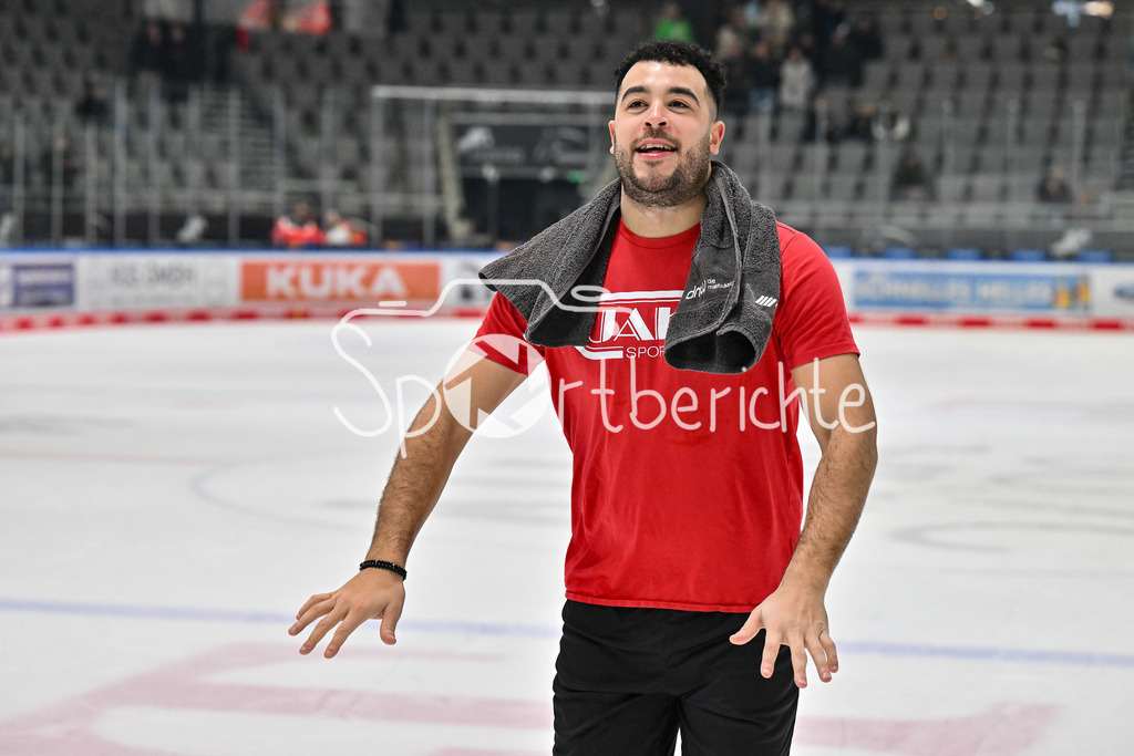 Augsburger Panther - Nürnberg Ice Tigers | Die Spieler der Panther feiern zusammen mit ihren Fans den Heimsieg gegen Nuernberg / DEL: Augsburger Panther - Nuernberg Ice Tigers, Curt Frenzel Stadion am 03.01.2025 / Nicholas BAPTISTE (Augsburger Panther 73) / Freisteller / Einzelfoto