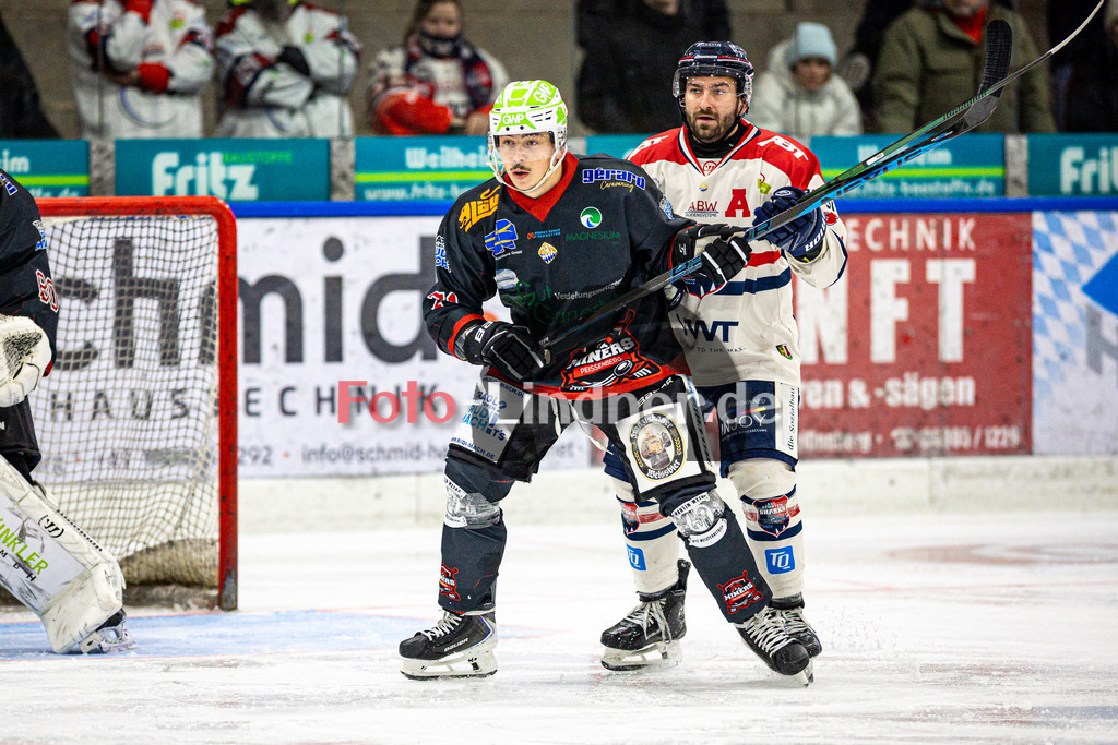 Peißenberg MINERS gegen ESC Kempten SHARKS | Eishockey Bayernliga 2025/26 Vorrunde 12. Spieltag, Peißenberg MINERS gegen ESC Kempten SHARKS, 20251121,Zweikampf,2025-11-21 in Peißenberg (flatbuy Arena Peißenberg), Manuel SINGER (MINERS 71), Timo SCHIRMACHER (SHARKS 3)Copyright: WolfgangxLindner www.foto-lindner.de