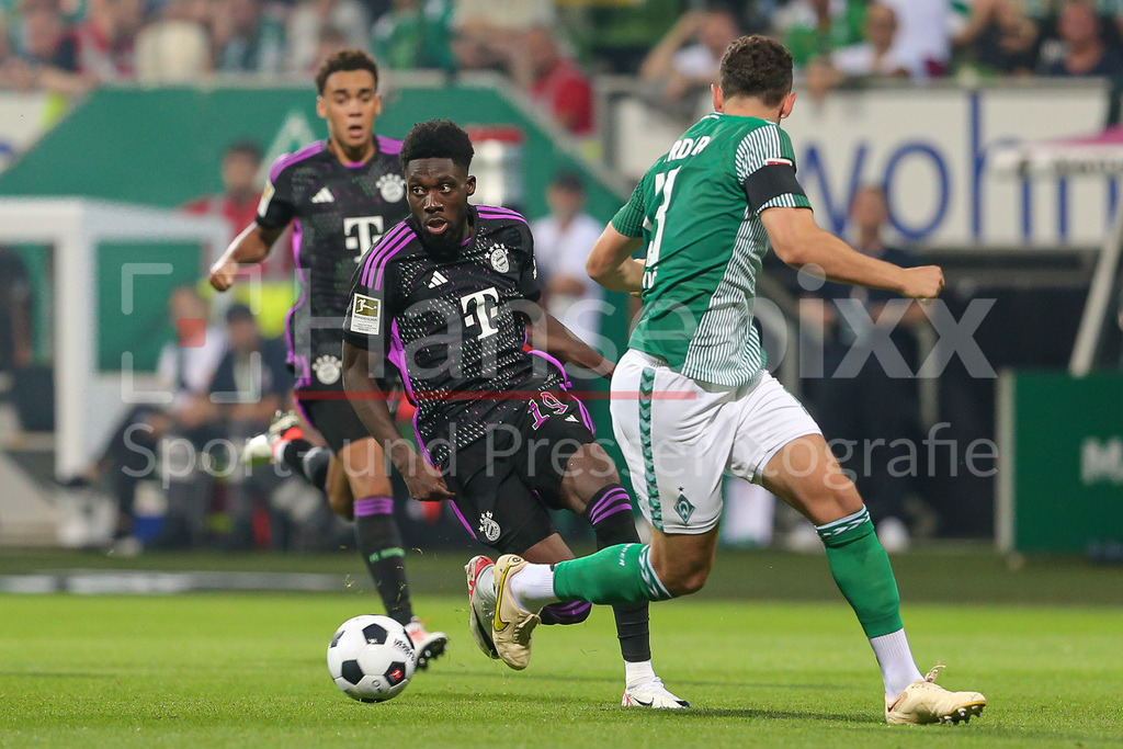 Fussball, Bundesliga, SV Werder Bremen - FC Bayern München | v.li.: Alphonso Davies (FC Bayern München, 19) #am Ball, Einzelbild, Ganzkörper, Aktion, Action, Spielszene, DIE DFL-RICHTLINIEN UNTERSAGEN JEGLICHE NUTZUNG VON FOTOS ALS SEQUENZBILDER UND/ODER VIDEOÄHNLICHE FOTOSTRECKEN. DFL REGULATIONS PROHIBIT ANY USE OF PHOTOGRAPHS AS IMAGE SEQUENCES AND/OR QUASI-VIDEO.