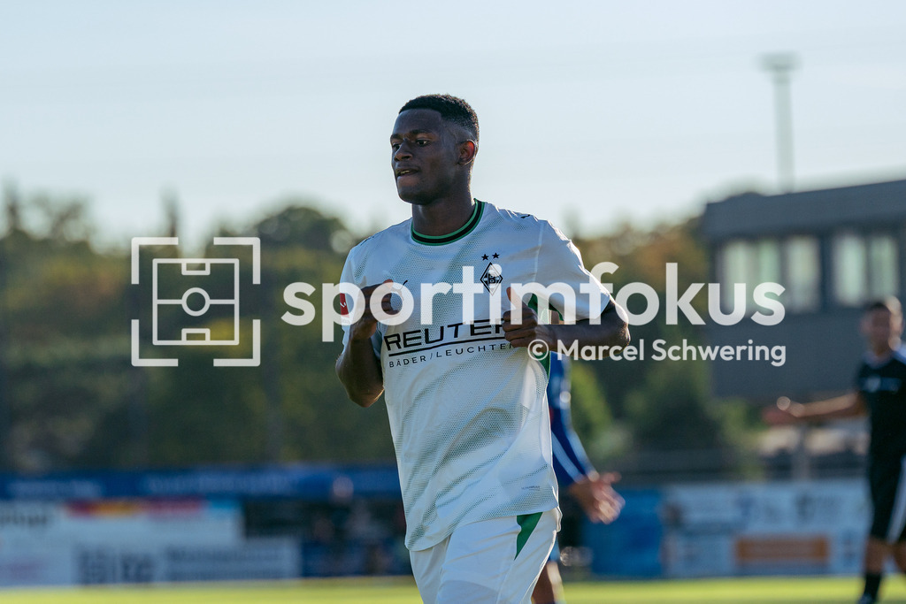 SSVg Velbert 02 – Borussia Mönchengladbach | Iaia Manco Danfa (Borussia Mönchengladbach) beim Torjubel zum 0:3. Testspiel zwischen der SSVg Velbert 02 und Borussia Mönchengladbach in Velbert, 12.08.2026. Endstand: 0:8. sportimfokus / Marcel Schwering - Realisiert mit Pictrs.com