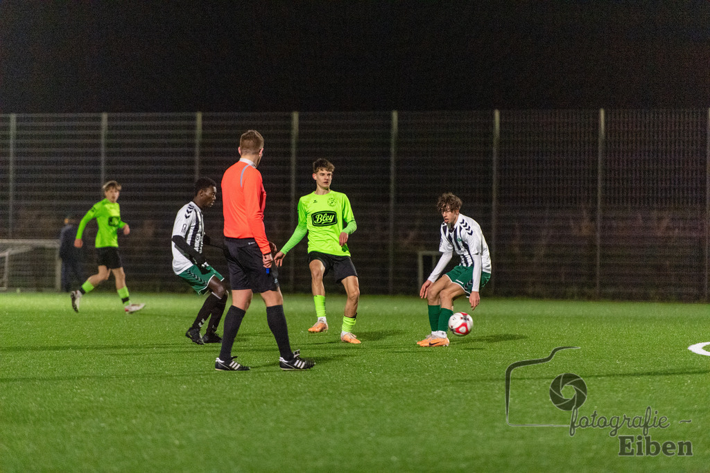 JFV Edewecht-VFL Oldenburg | A-Jugend Bezirkspokal; JFV Edewecht (grün)-VFL Oldenburg (weiß) am 27.02.2024; in Edewecht (Sportpark Göhlenweg), Photo: Philip Eiben 2024 - Realisiert mit Pictrs.com