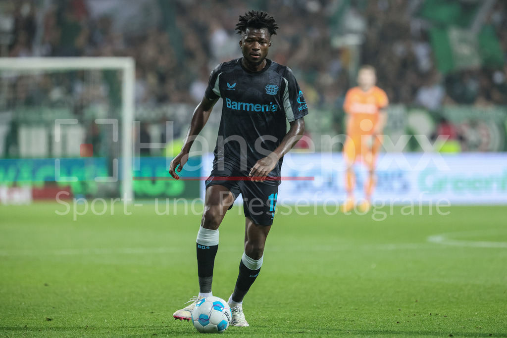 Fussball, Bundesliga, SV Werder Bremen - Bayer 04 Leverkusen | v.li.: Edmond Tapsoba (Bayer 04 Leverkusen, 12) am Ball, Einzelbild, Ganzkörper, Aktion, Action, Spielszene, DIE DFL-RICHTLINIEN UNTERSAGEN JEGLICHE NUTZUNG VON FOTOS ALS SEQUENZBILDER UND/ODER VIDEOÄHNLICHE FOTOSTRECKEN. DFL REGULATIONS PROHIBIT ANY USE OF PHOTOGRAPHS AS IMAGE SEQUENCES AND/OR QUASI-VIDEO.