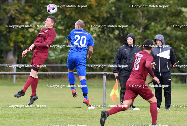 Fussball Kreisliga A 3  2020/2021; SGM Hirrlingen II / SV Hemmendorf | Fussball Kreisliga A 3  2020/2021 11.10.2020SGM Hirrlingen II / SV Hemmendorf - VfB BodelshausenJakob Kranz (li, SGM Hirrlingen II /Hemmendorf) gegen Marc Gucker (Mitte, VfB Bodelshausen)FOTO: ULMER PressebildagenturxxNOxMODELxRELEASExx