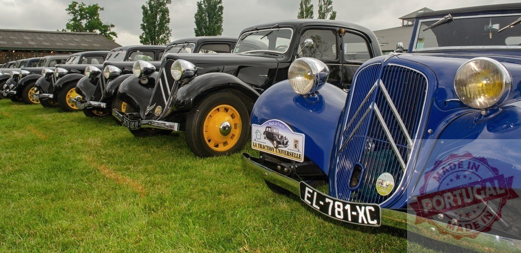Citroën Traction Avant cars lining up at car show | Classic Citroën Traction Avant vehicles displayed in a row on green grass during a vintage car event - Realisiert mit Pictrs.com