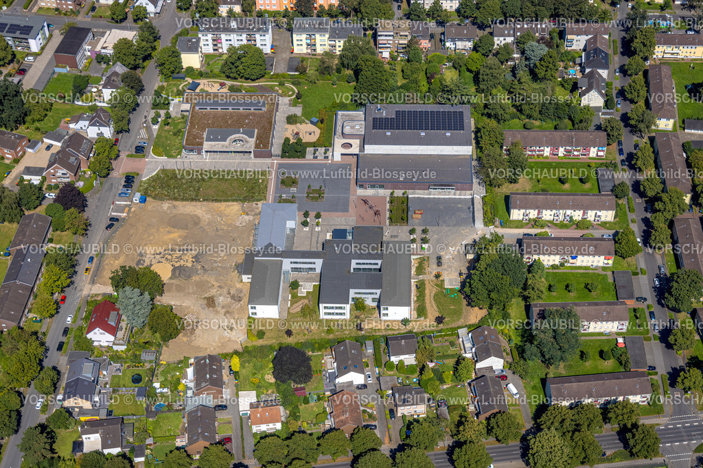 Dinslaken240803251 | Luftbild, GGS Hagenschule  und Sporthalle, städt. Kita Kindergarten Hagenstraße, Brachfläche, Hagenviertel, Dinslaken, Ruhrgebiet, Nordrhein-Westfalen, Deutschland