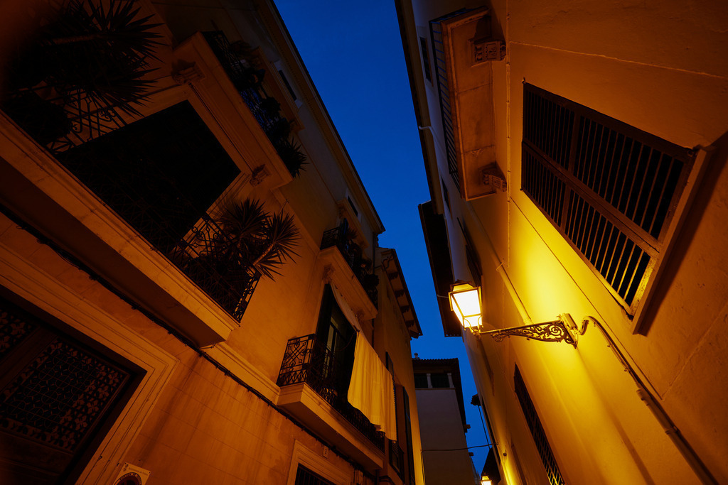 Gasse in der Altstadt im Abendlicht | Palma de Mallorca, Spanien - December 28, 2013: Gasse in der Altstadt im Abendlicht. - Realisiert mit Pictrs.com