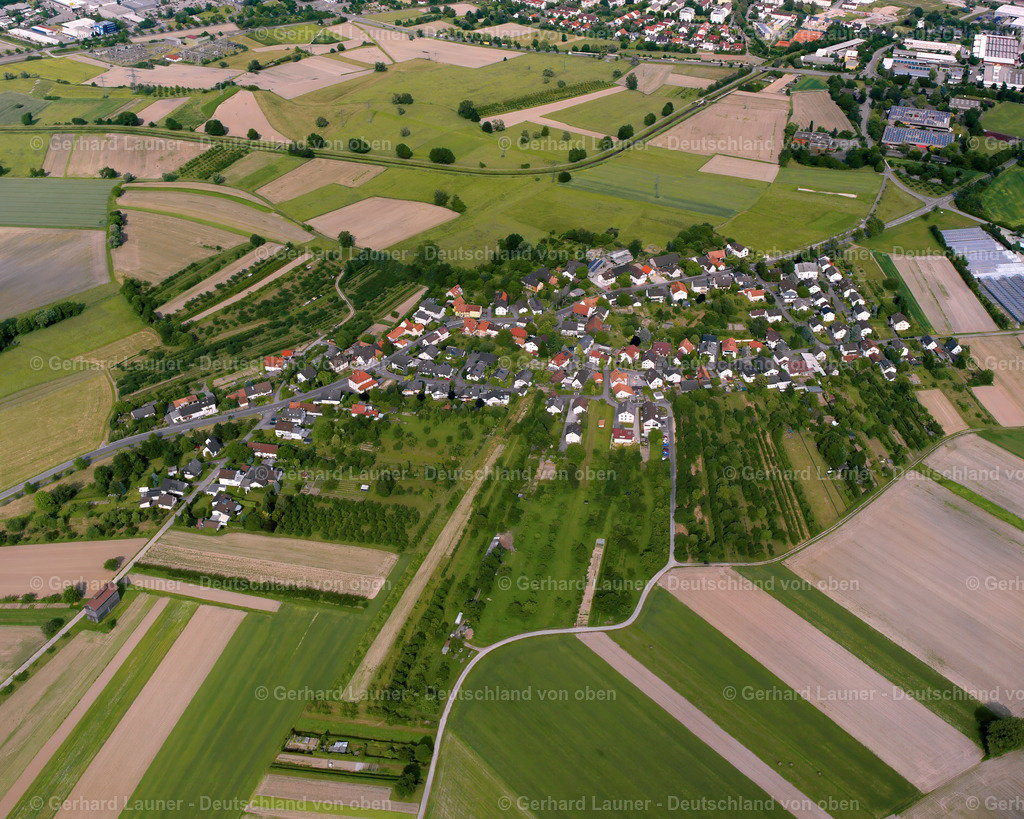 2526105 | Oberweiher BüHL 01.08.2005 Landwirtschaftliche Nutzflächen und Feldgrenzen  umsäumen das Siedlungsgebiet des Dorfes in Bühl im Bundesland Baden-Württemberg, Deutschland // Agricultural land and field boundaries surround the settlement area of the village  in Bühl in the state Baden-Wuerttemberg, Germany Foto: Gerhard Launer