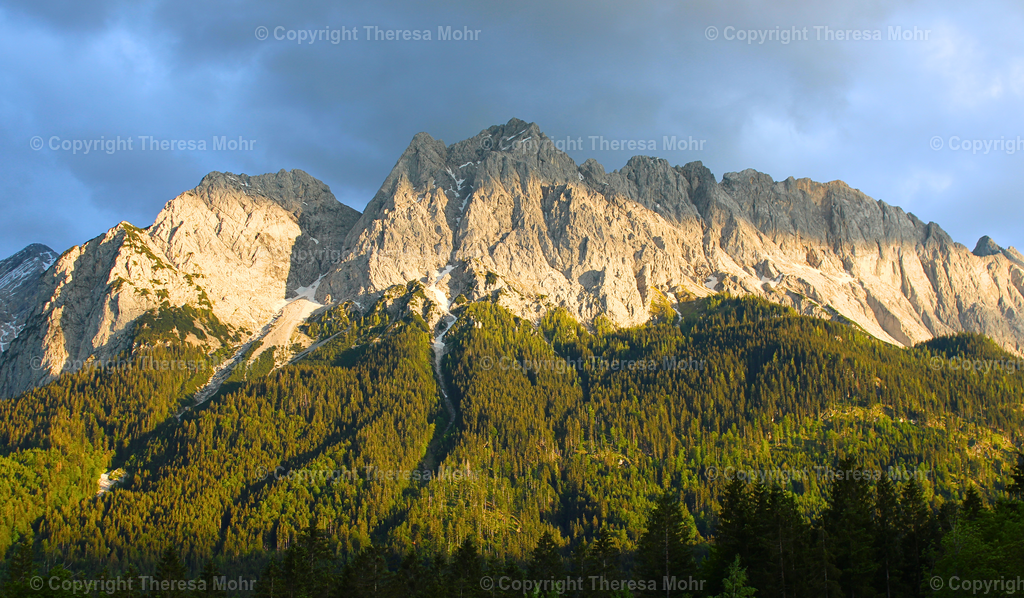 Bergpanorama Grainau - Magisches Licht, Wolken  | Naturpuls - Realisiert mit Pictrs.com
