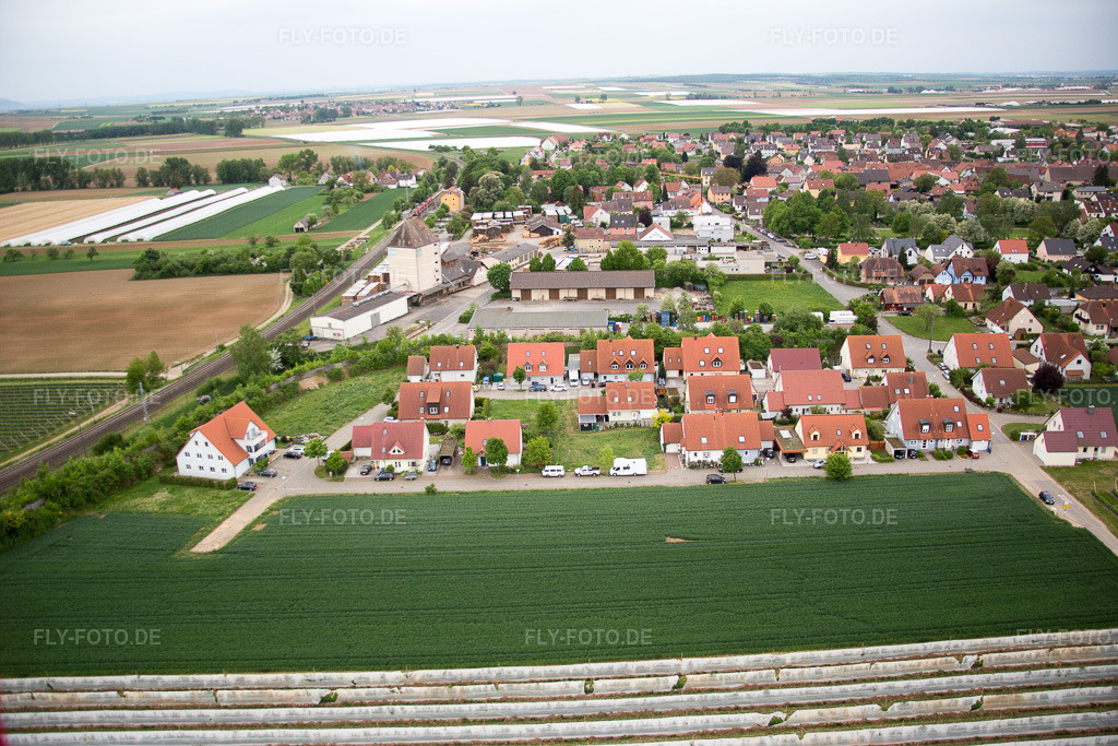 Luftbild: Dorfansicht in Bergtheim im Bundesland Bayern in Deutschland. Foto: IMG_078840.jpg vom 14.05.2015 durch Werner Riehm/FLY-FOTO.de