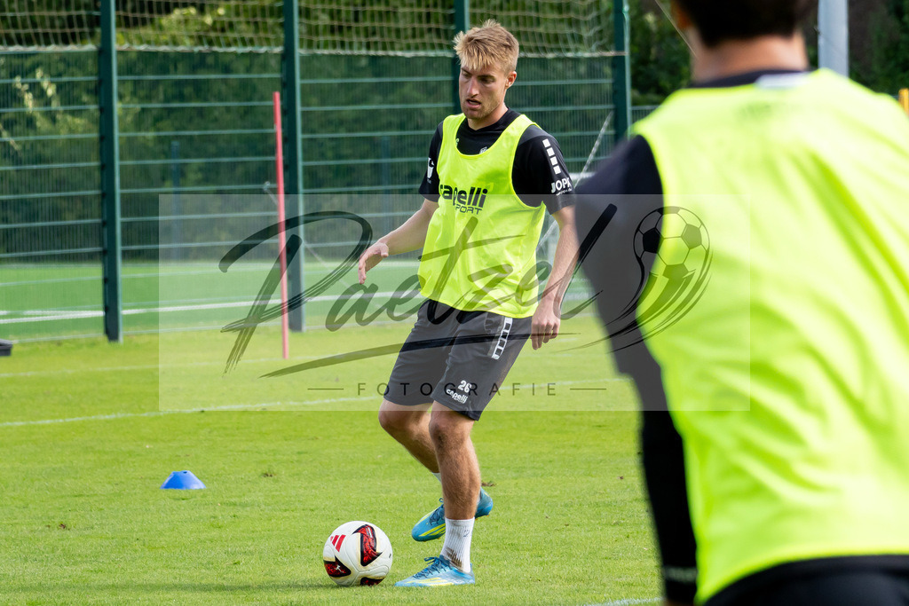 20260909_TRAOSN_0200 | Fußball, Herren: Fridolin Wagner (VfL Osnabrück) in Aktion, am Ball, Einzelaktion beim Training des VfL Osnabrück am 09.09.2026 im Sportpark Illoshöhe in Osnabrück, Deutschland.(Foto von Nico Paetzel) - Realisiert mit Pictrs.com