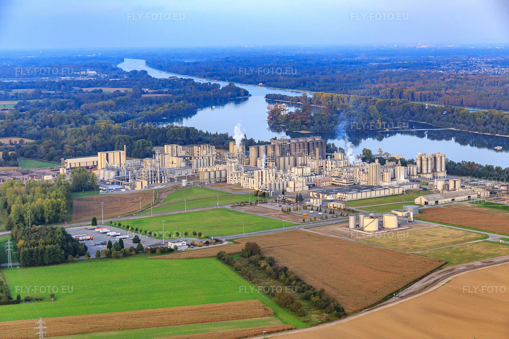 Vue aérienne: L'usine chimique Roquette Frères sur les rives du Rhin à Beinheim dans le département Bas Rhin, France.Photo: IMG_074439.jpg prise le 04/10/2014 par Werner Riehm/FLY-FOTO.euRésolution de l'original: 5472 x 3648 pxRoquette: Turning Nature’s Potential into Life’s Essentials