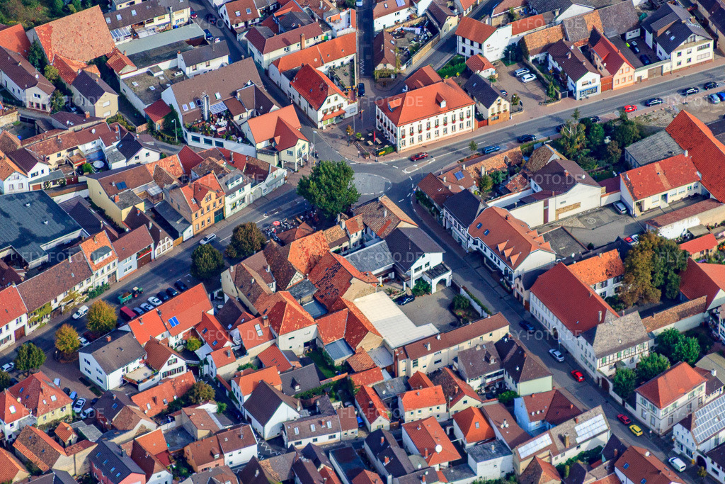Luftbild: Zentrale Kreuzung von sieben Straßen in Weisenheim am Sand im Bundesland Rheinland-Pfalz in Deutschland. Foto: IMG_34369.jpg vom 03.10.2010 durch Werner Riehm/FLY-FOTO.deAuflösung des Originals: 4384 x 2923 px