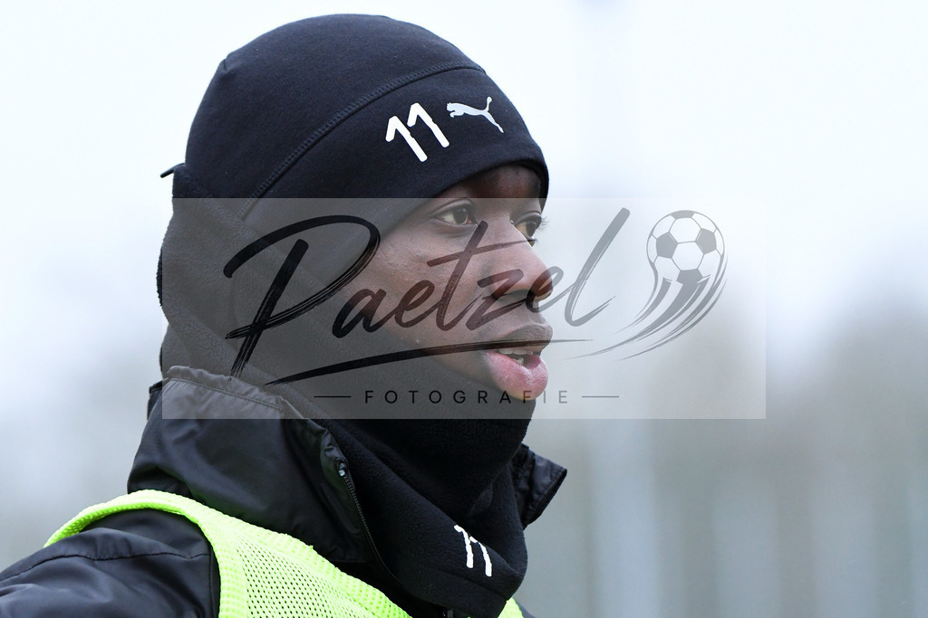 20200125_TRAOSN_0018 | Fußball, Herren: Assan Ceesay (VfL Osnabrück) schaut beim Training des VfL Osnabrück am 25.01.2020 im Sportpark Illoshöhe in Osnabrück, Deutschland.(Foto von Nico Paetzel) - Realisiert mit Pictrs.com