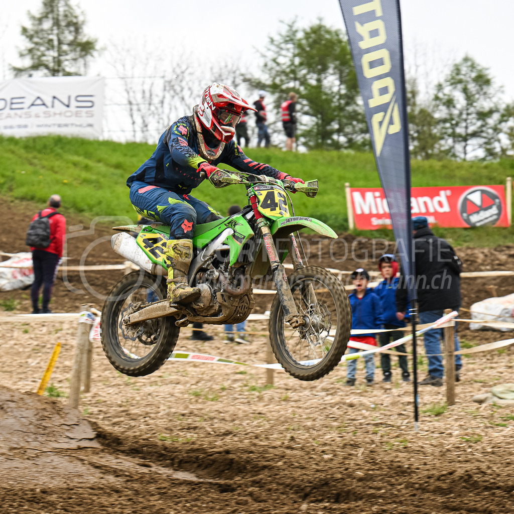 Motocross Schlatt bei Winterthur - 30. April 2023 | #42 Elmer Lukas aus Zuerich (CH) auf Kawasaki in der Kategorie ProRace Serie am Motocross Schlatt bei Winterthur, 30. April 2023. 
Instagram: @mx_schlatt | @mc_wila | @sam_schweiz
Bild: Sportfotografie Markus Aeschimann | www.markus-aeschimann.ch - Realisiert mit Pictrs.com