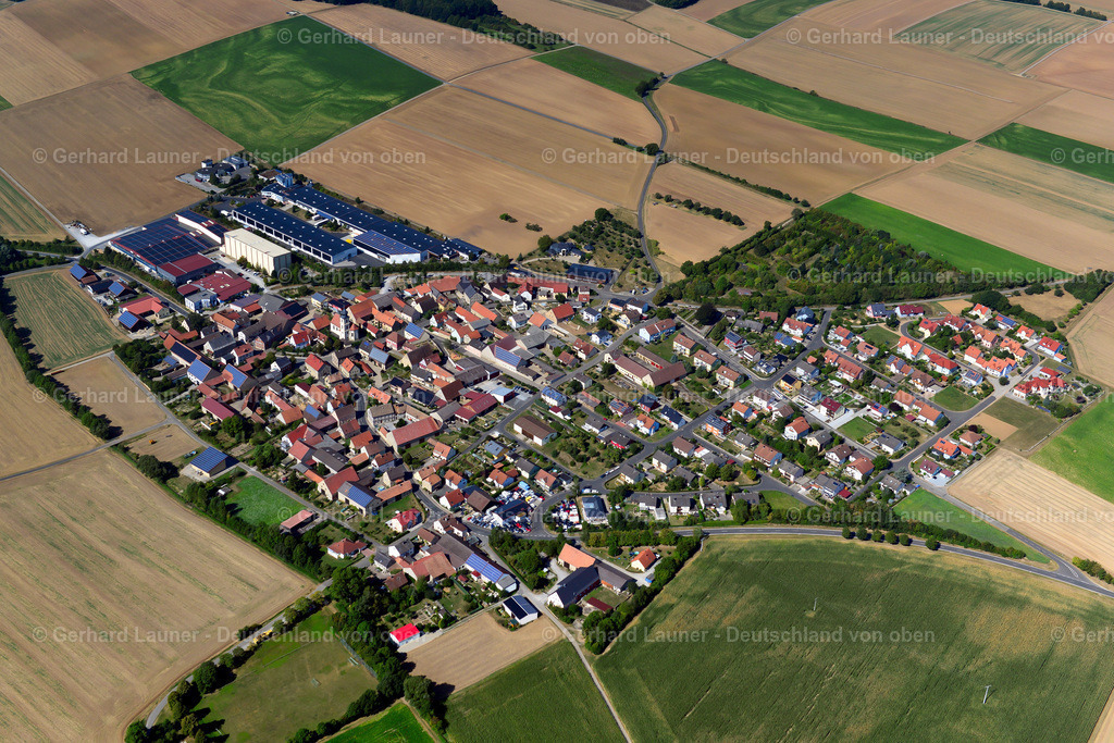 3650500 | SULZDORF 13.09.2016 Landwirtschaftliche Nutzflächen und Feldgrenzen  umsäumen das Siedlungsgebiet des Dorfes in Sulzdorf im Bundesland Bayern, Deutschland // Agricultural land and field boundaries surround the settlement area of the village  in Sulzdorf in the state Bavaria, Germany Foto: Gerhard Launer