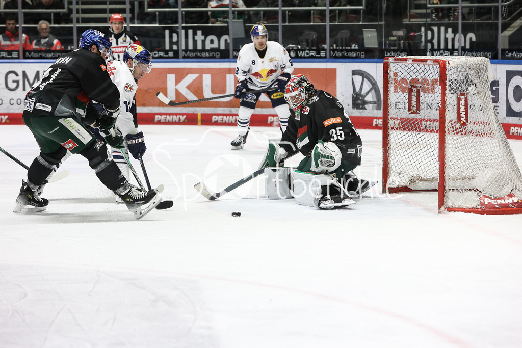Augsburger Panther - EHC RB München | Benjamin SMITH (RBM #12) bringt in dieser Szene den Puck nicht an Markus KELLER (AEV #35) vorbei / Torchance