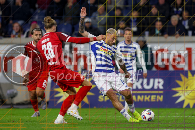 MSV Duisburg vs Rot-Weiss Essen - 3. Liga | Duisburg, Deutschland, 26.10.25:   Tom Ludovic Jean-Baptiste Moustier (Rot-Weiss Essen) und Maximilian Dittgen (MSV Duisburg) im Kampf um den Ball waehrend des Spiels der 3. Liga MSV Duisburg vs Rot-Weiss Essen in der schauinsland-reisen-arena(Foto von Brauer-Fotoagentur / Adrian Schlueter)