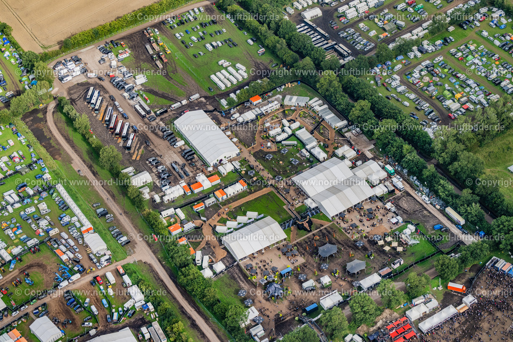 Wacken Musik Festival_ELS_7837040823 | WACKEN 04.08.2023 Besucher des Wacken Musik- Festivals auf dem Veranstaltungs- Konzertgelände in Wacken im Bundesland Schleswig-Holstein, Deutschland. Weiterführende Informationen bei: ICS Festival Service GmbH. // Participants in the Wacken music festival on the event concert area in Wacken in the state Schleswig-Holstein, Germany. Further information at: ICS Festival Service GmbH. Foto: Martin Elsen