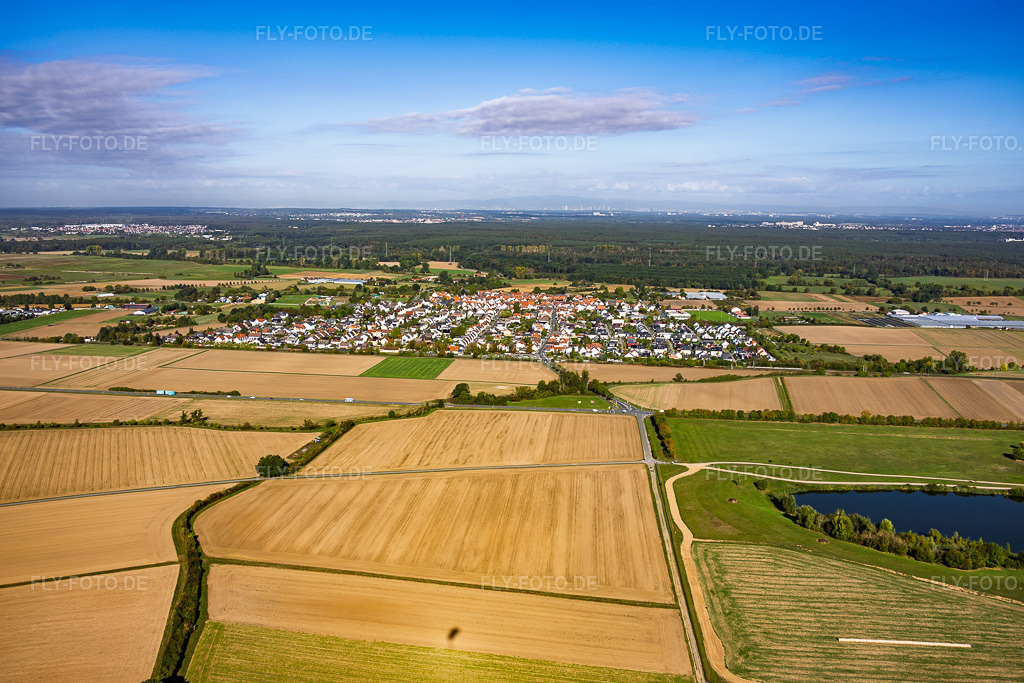 Luftbild: Ortsansicht von Südosten im Ortsteil Hergershausen in Babenhausen im Bundesland Hessen in Deutschland. – Foto: IMG_159107.jpg vom 22.09.2026 durch Werner Riehm/FLY-FOTO.de – Auflösung des Originals: 5602 x 3735 px
