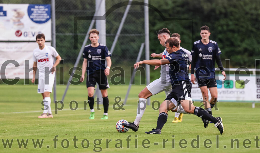 2023-07-28_102_FC_Eitting_gegen_FC_Moosburg | Eitting, Deutschland, 28.07.2023:
Fußball, Kreisliga 2023 / 2024, 1. Spieltag, FC Eitting gegen FC Moosburg, Endergebnis: 1:1

Andreas Kostorz (FC Eitting, #19), Janis Reinelt (FC Moosburg, #4)

Foto: Christian Riedel / fotografie-riedel.net