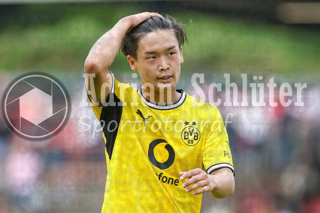 18.07.2026, GER, Fussball, Herren, Vorbereitungsspiel, Saison 2026/2027, Rot-Weiß Oberhausen - Borussia Dortmund | Takato Yamamoto (BVB) gestikuliert, Gestik und Mimik