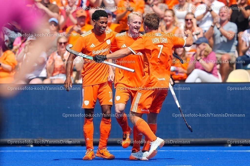 xydrx09082502016 | 09.08.2025, xydrx, Herren EuroHockey Championship 2025, Gruppenphase, Gruppe a, Niederlande - Spanien, Sparkassenpark Mönchengladbach: Torjubel nach dem Tor zum 1:0 für die Niederländische Feldhockey Nationalmannschaft durch Torschütze Tjep Hoedemakers (NED #19) zusammen Thijs van Dam (NED #7) und Terrance Pieters (NED #11)