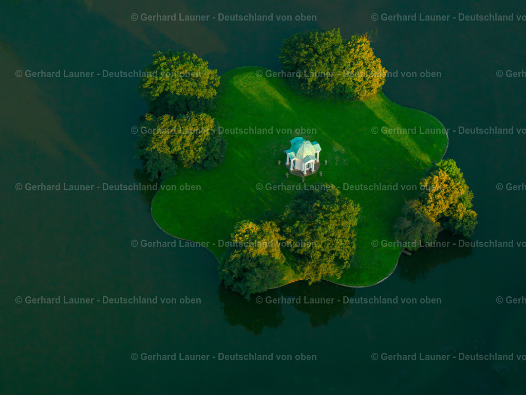 24s03330 | Die Schwaneninsel befindet sich im Aueteich im Staatspark Karlsaue. Auf der Insel befindet sich ein neoklassischer Tempel aus dem 18. Jahrhundert mit einer goldenen Kugel auf dem Dach, die den Planeten Jupiter symbolisieren soll.