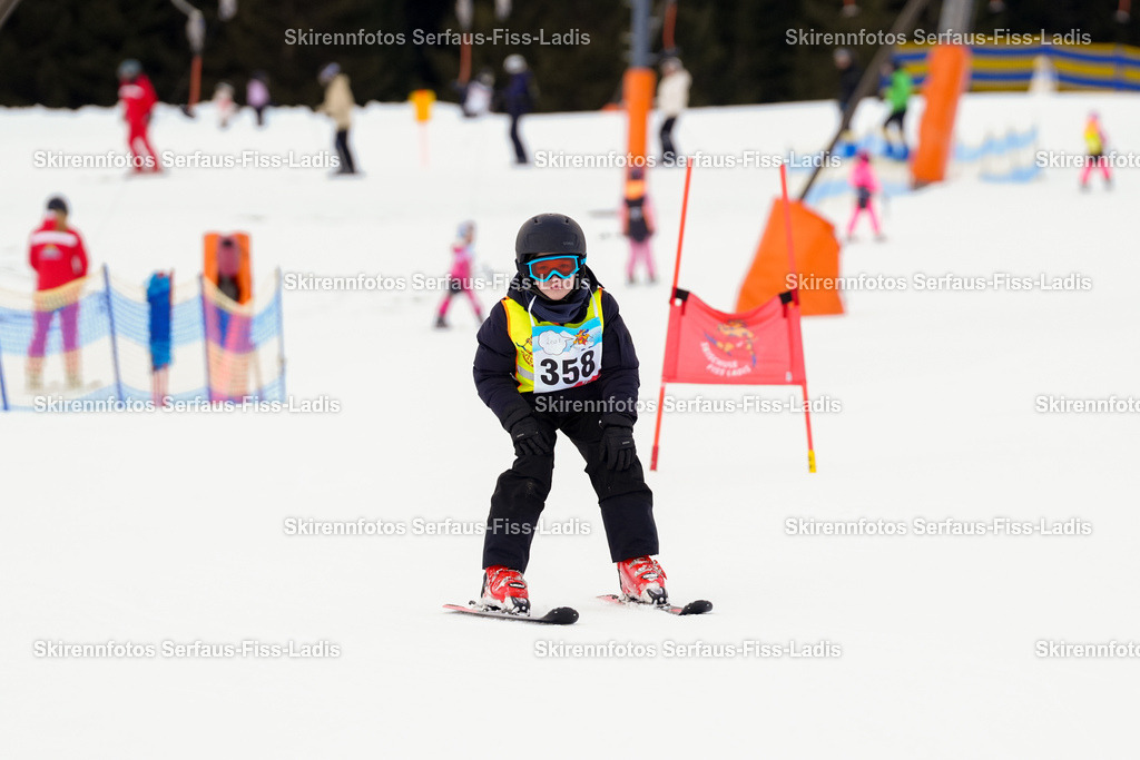SRF_02.01.2026_0560 | Skirennfotos,Serfaus,Fiss,Ladis,Kinderskirennen,Winter,Tirol,Oberland,skirace,SFL,feelfree,weil wir's genießen,ski,Ski,skifahren,Sonnenplateau, - Realisiert mit Pictrs.com