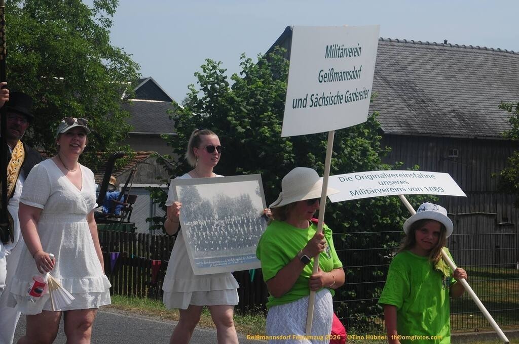 Geißmannsdorf-2026-Festumzug-101 | Festumzug in Geißmannsdorf bei Bischofswerda im Juni 2026. Fotografische Eindrücke und Momentaufnahmen vom Festumzug anläßlich des 800-jährigen Bestehens von Geißmannsdorf - mit Teilnehmern und Gästen, Strohpuppen und geschmückten Vorgärten und Grundstücken - Realisiert mit Pictrs.com