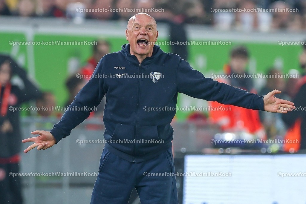 F9527022601130 | 27.02.2026, Fußball, Fortuna Düsseldorf - VfL Bochum, 2. Fußball Bundesliga, Merkur Spiel-Arena, Saison 2025 2026: Cheftrainer Uwe Rösler (VfL Bochum #hc) gestikulierend am Spielfeldrand  3 DFB regulations prohibit any use of photographs as image sequences and or quasi-video.