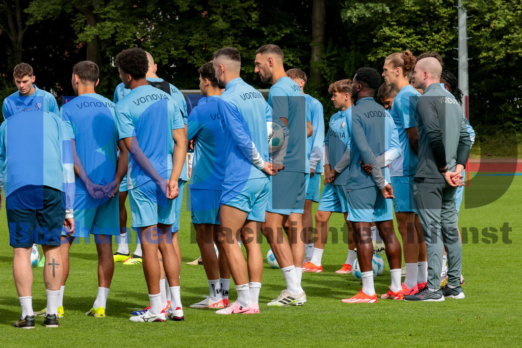 1. Fussball Bundesliga:  Trainingsauftakt VfL Bochum 1848 {date} -  | {headline}(Foto: Sebastian Sendlak / BOND)DFL regulations prohibit any use of photographs as image sequences and/or quasi-videos. - Realisiert mit Pictrs.com