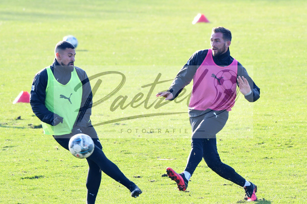 20200207_TRAOSN_0037 | Fußball, Herren: Marcos Alvarez (VfL Osnabrueck) und Marc Heider (VfL Osnabrueck) im Zweikampf waehrend der Trainingseinheit des VfL Osnabrueck im Sportpark Illoshoehe am 07.02.2020 in Osnabrueck, Deutschland. - Realisiert mit Pictrs.com