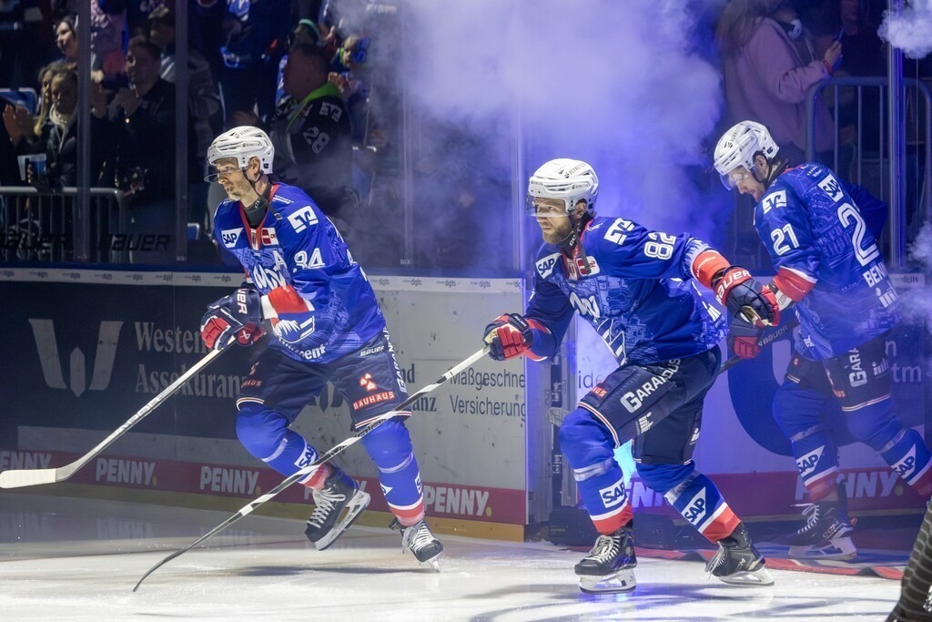 DEL, Deutsche Eishockey Liga Saison 2025/26, 52. Spieltag: Adler Mannheim gegen Schwenninger Wild Wings | DEL, Deutsche Eishockey Liga Saison 2025/26, 52. Spieltag: Adler Mannheim gegen Schwenninger Wild Wings***Die Spieler der Adler betreten das Eis. Von links nach rechts: Tom Kühnhackl (34), Hayden Shaw (82) und Kris Bennett (21) - Realisiert mit Pictrs.com