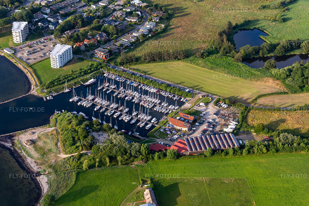 Luftbild: Yachthafen des CLUB NAUTIC e.V. mit Sportboot- Anlegestellen und Bootsliegeplätzen am Uferbereich der Förde mit Restaurant 