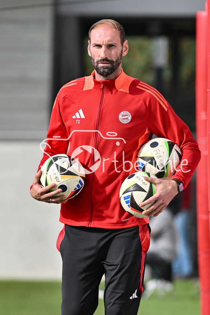 FC Bayern München U19 - SpVgg Unterhaching U19 | Im Bild FC Bayern U19 Torwart Trainer Tom STARKE / Freisteller / Einzelfoto