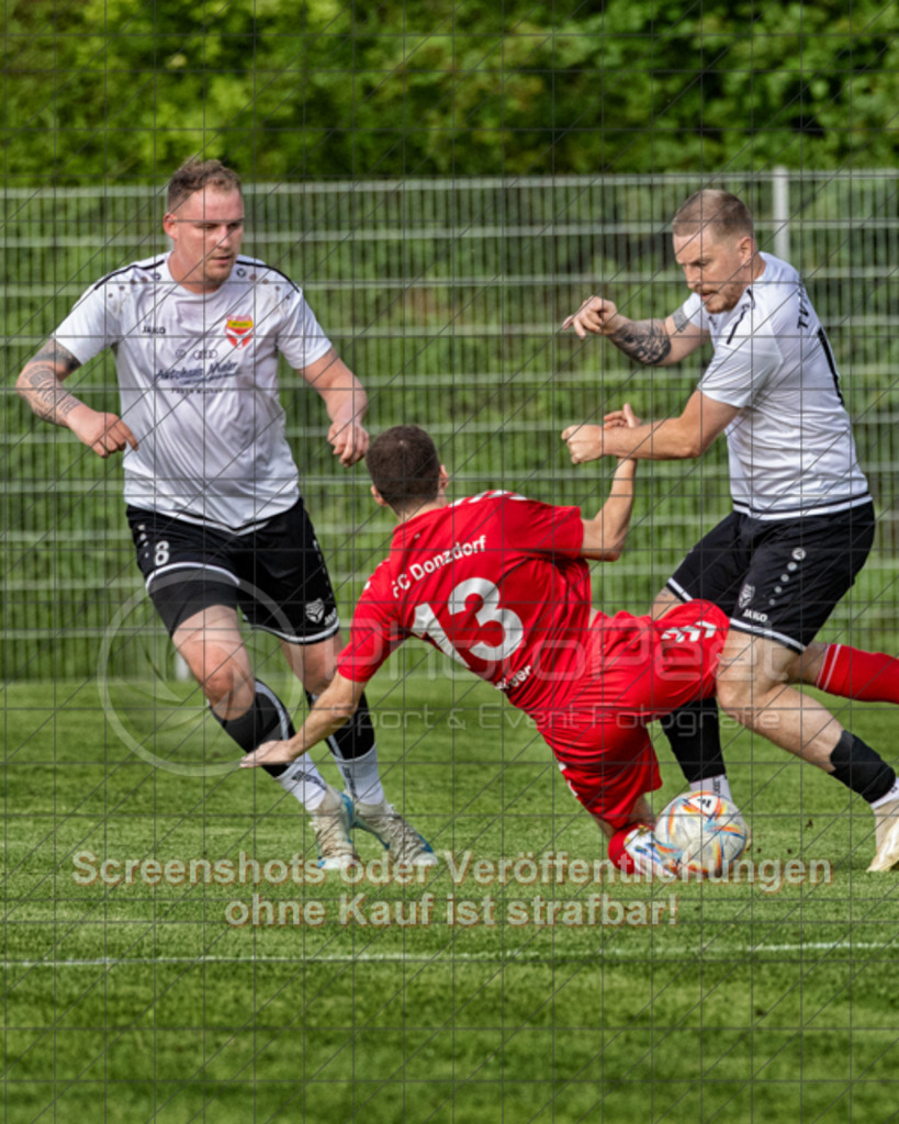 20250616_194041_0524-Bearbeitet | #,  TV Eybach (weiß) vs. 1.FC Donzdorf II (rot), Fussball, Entscheidungsspiel 3 in Kreisliga A3 - Bezirk Neckar/Fils, Saison 2024/2025, Rasensportplatz, Staufenecker Str. 41, 73084 Salach, 16.06.2025 - 18:30 Uhr,Foto: PhotoPeet-Sportfotografie/Peter Harich