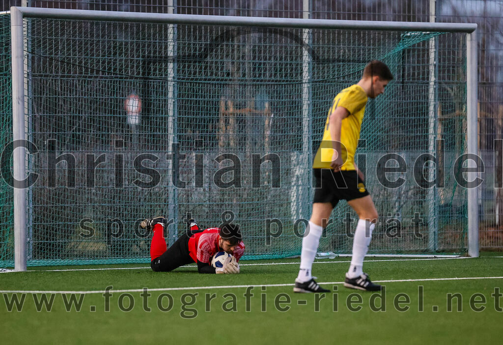 2024-02-17_030_FC_Herzogstadt_gegen_FC_Moosinning_II | Erding, Deutschland, 17.02.2024:
Fußball, Kreisklasse 2023 / 2024, Testspiel, FC Herzogstadt gegen FC Moosinning II, Endergebnis: 2:2

Torwart Tobias Pfanzelt (FC Moosinning, #1), Maximilian Schmid (FC Moosinning, #14)

Foto: Christian Riedel / fotografie-riedel.net