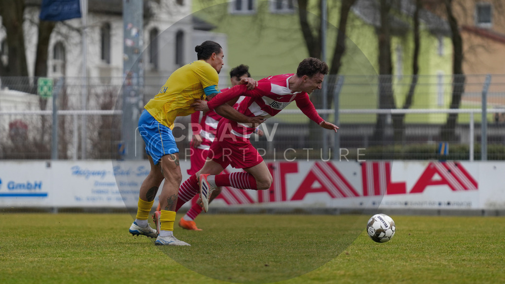 Fußball, Herren, Saison 2025/2026, Regionalliga Nordost, 26. Spieltag, FSV 63 Luckenwalde vs. Greifswalder FC, Samstag 14.03.2026, Werner-Seelenbinder-Stadion Luckenwalde, | Fußball, Herren, Saison 2025/2026, Regionalliga Nordost, 26. Spieltag, FSV 63 Luckenwalde vs. Greifswalder FC, Samstag 14.03.2026, Werner-Seelenbinder-Stadion Luckenwalde, Im Bild: Andreas Pollasch (l. Luckenwalde) und David Vogt (r. Greifswald) - Realisiert mit Pictrs.com