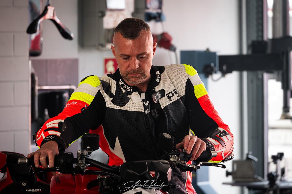 Ducati Trackday Hockenheimring 2026 | Entdecken Sie die faszinierende Welt von Alexander Tschuncky Arts: Kreative Fotografie, atemberaubende Automobilkunst und hochwertiger Bilderdruck. Lassen Sie sich inspirieren! - Realisiert mit Pictrs.com