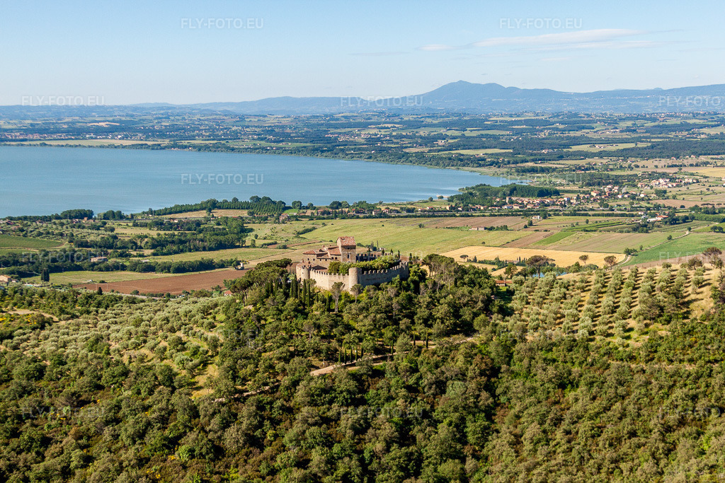 Vue aérienne: Complexe du château du Castello di Montegualandro sur le lac Trasemin à Montecchio en Ombrie à Tuoro sul Trasimeno dans le département Perugia, Italie. Photo: IMG_28662.jpg prise le 04/06/2010 par Werner Riehm/FLY-FOTO.euRésolution de l'original: 4752 x 3168 px