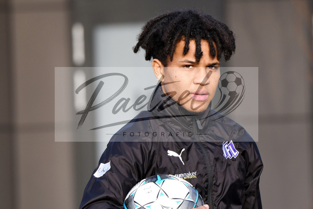 20200126_TRAOSN_0001 | Fußball, Herren: Felix Agu (VfL Osnabrück) schaut beim Training des VfL Osnabrück am 26.01.2020 im Sportpark Illoshöhe in Osnabrück, Deutschland.(Foto von Nico Paetzel) - Realisiert mit Pictrs.com