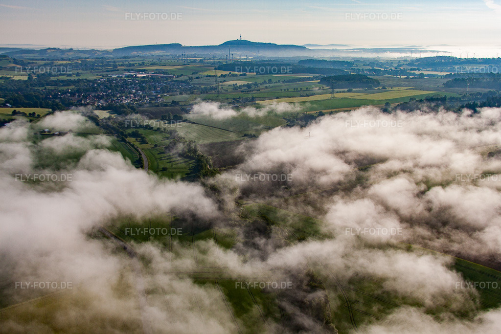 Luftbild: Ort hinter Wolken im Ortsteil Bellersen in Brakel im Bundesland Nordrhein-Westfalen in Deutschland. – Foto: IMG_65206.jpg vom 24.05.2014 durch Werner Riehm/FLY-FOTO.de – Auflösung des Originals: 4752 x 3168 px