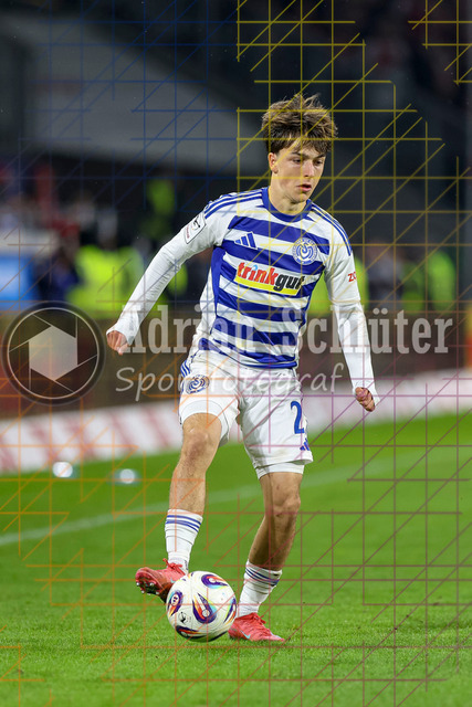 MSV Duisburg vs Rot-Weiss Essen - 3. Liga | Duisburg, Deutschland, 26.10.25:   Jan-Simon Symalla (MSV Duisburg) in Aktion am Ball, Einzelaktion waehrend des Spiels der 3. Liga MSV Duisburg vs Rot-Weiss Essen in der schauinsland-reisen-arena(Foto von Brauer-Fotoagentur / Adrian Schlueter)