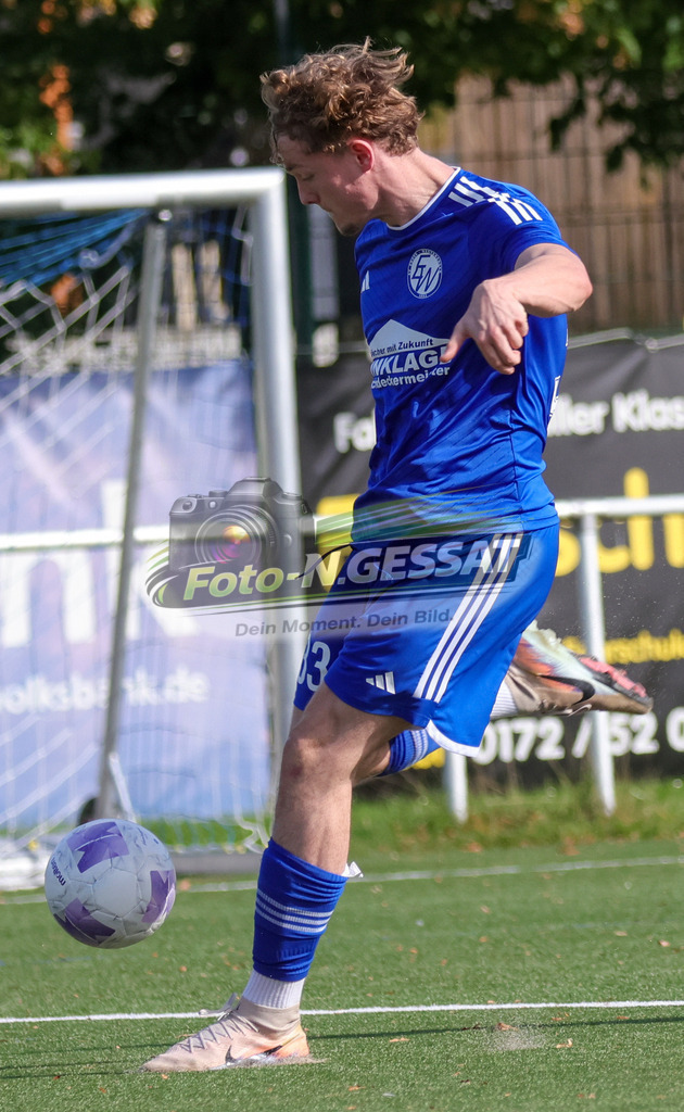SV Enger-Westerenger - TuS Bruchmühlen | Auf dem Bild zu sehen: blau SV Enger-Westerenger: Fabrice WalterSV Enger-Westerenger, TuS Bruchmühlen, Saison 26/27, Kreisliga A, Enger, Deutschland - Realisiert mit Pictrs.com